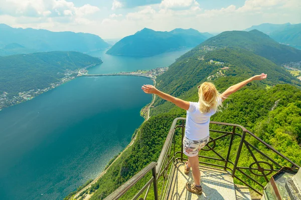 Kvinna i Lugano San Salvatore — Stockfoto