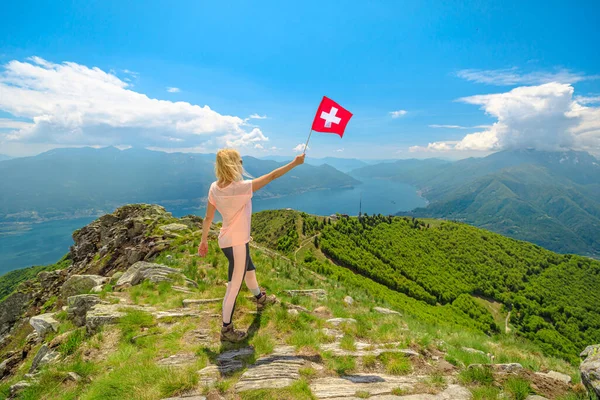 Mujer con bandera suiza en el monte Cardada — Foto de Stock