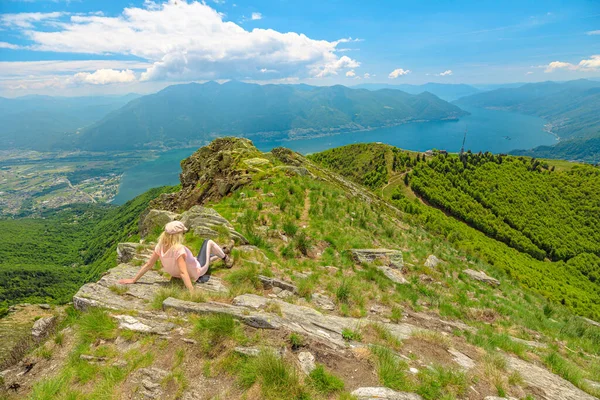 Kvinna på Cardada-Cimetta mount — Stockfoto