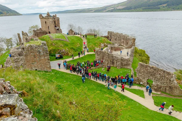 Urquhart Loch Ness Castle tourists — Stock Photo, Image