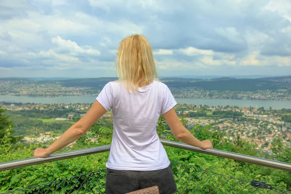 Žena hledá Curyšské jezero a panorama — Stock fotografie