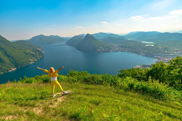 Kvinna i Lugano Monte Bre mount — Stockfoto