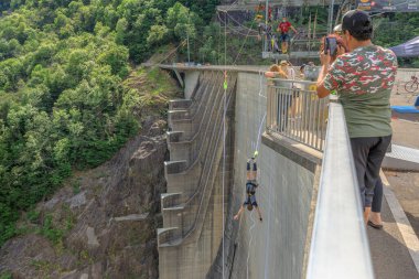Verzasca barajında bungee jumping