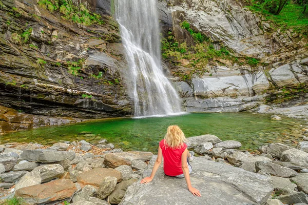 Vrouw in grote waterval van Bignasco — Stockfoto