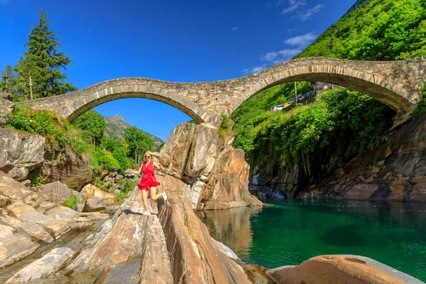 Kobieta biegnąca na moście Ponte dei Salti — Zdjęcie stockowe