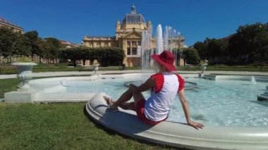 Zagreb Sanat Köşkündeki Kadın