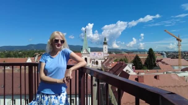 Γυναίκα στην πόλη Ζάγκρεμπ της Κροατίας — Αρχείο Βίντεο