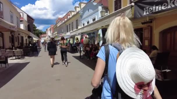 자그레브 시내를 걷고 있는 여자 — 비디오
