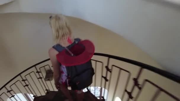 Kvinnen som går ned trappen til Zadar – stockvideo