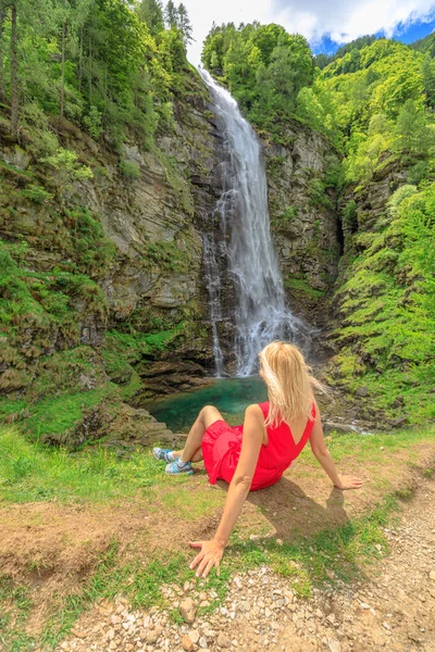 Kvinna vid Froda vattenfall — Stockfoto