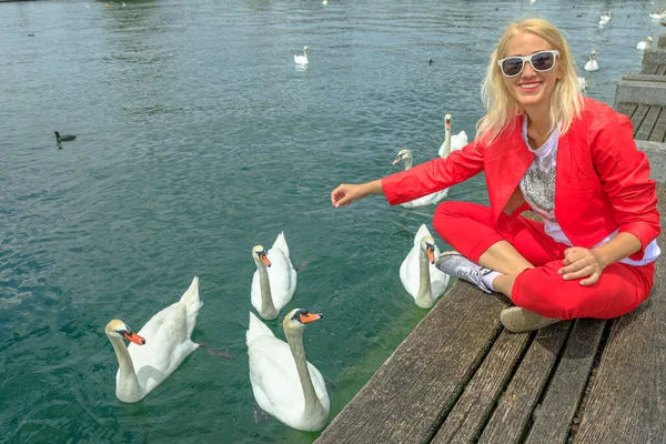 Wanita dengan angsa di danau Zurich — Stok Foto