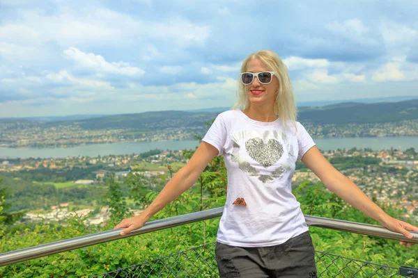 Lady di atas Zurich skyline — Stok Foto