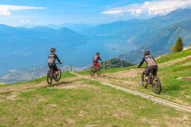 Cardada Cimetta tepesinde dağ bisikletleri