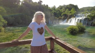 Skradinski Buk Şelalesi 'nden Kadın