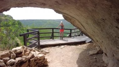 Krka Ulusal Parkı 'ndaki mağarada bir kadın.