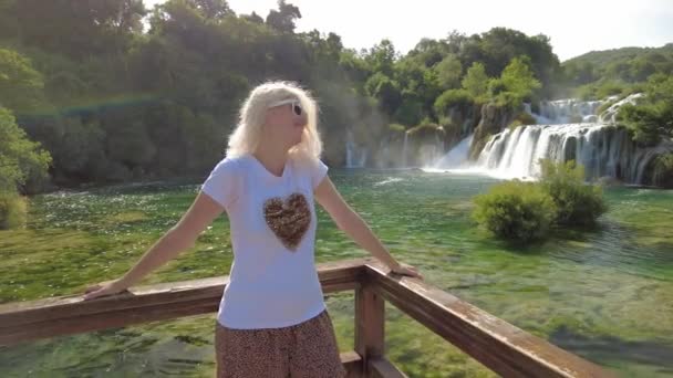 Mujer de Skradinski Buk cascada — Vídeo de stock