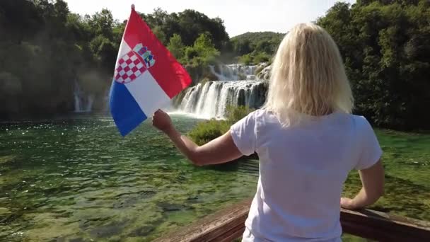 Kroatisk flagga vid vattenfallet Skradinski Buk — Stockvideo