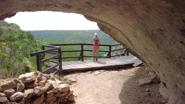 Mujer en la cueva del Parque Nacional Krka — Vídeos de Stock