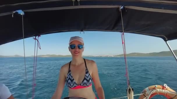 Hırvat denizinde kaptanlık yapan kadın — Stok video