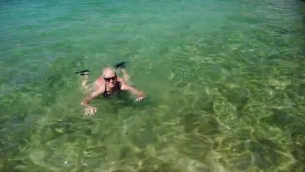 Woman swimming in Kapielisko Sali beach — Stock Video