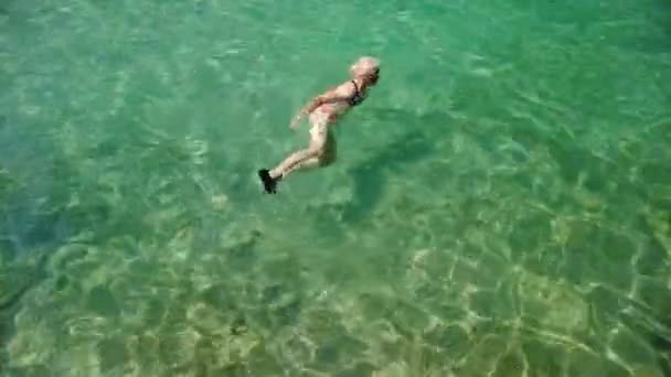 Kapielisko Sali sahilinde yüzen bir kadın. — Stok video