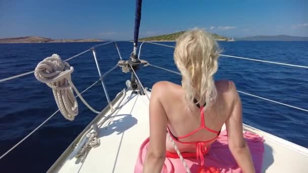 Vrouw zonnebaden op zeilboot — Stockvideo