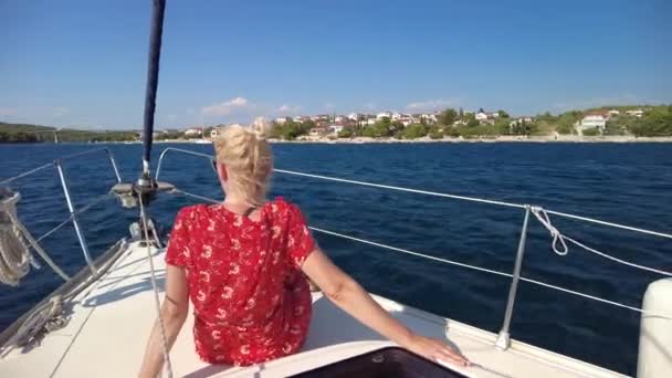 Γυναίκα πιάνει τον άνεμο στην πλώρη — Αρχείο Βίντεο