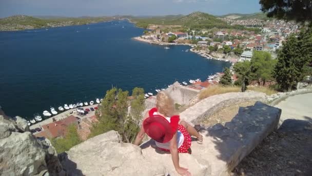 Mulher em Sibenik cidade da Croácia — Vídeo de Stock