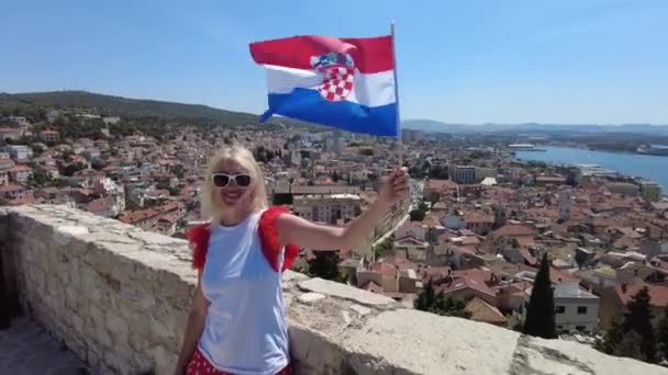 Woman in Sibenik with Croatian flag — Stock Video