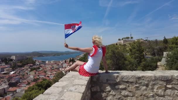 Barone fästning med kroatisk flagga — Stockvideo
