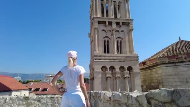 Split 'in çan kulesi olan kadın — Stok video