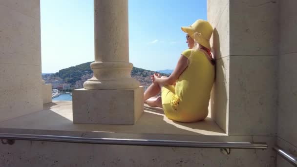 크로아티아의 분리 도시 경관에 의한 여자 — 비디오