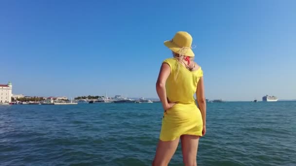 Chica en Split waterfront en Croacia — Vídeos de Stock