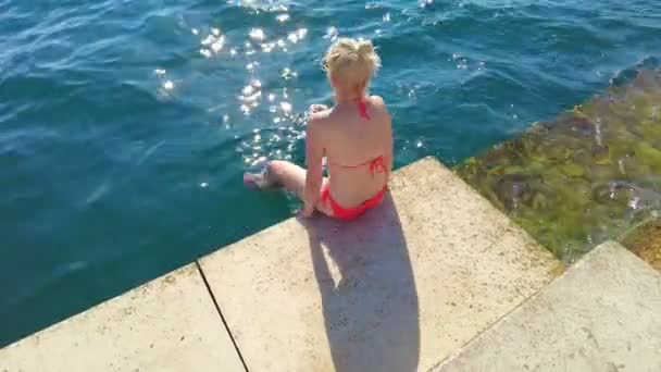 Woman swimming in Zadar chronicles with Sea Organ — Stock Video