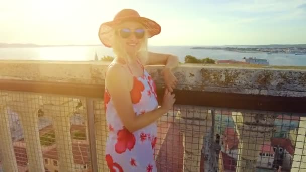Femme par Zadar paysage urbain de la Croatie — Video