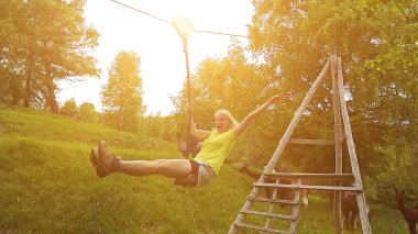 İsviçre 'de kadın halatla oynuyor