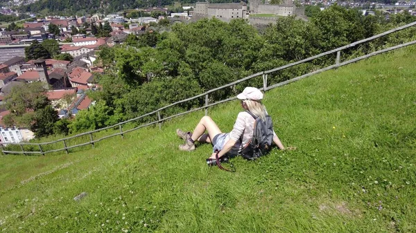 Wanita di Bellinzona Cityscape Swiss — Stok Foto