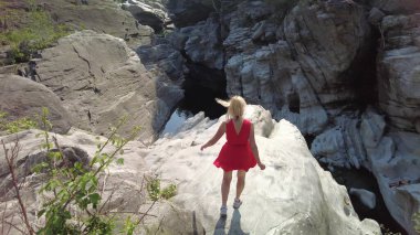 Ponte brolla Kanyonu 'nda koşan kadın