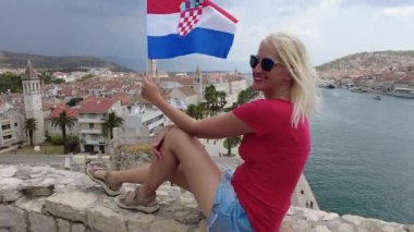 Trogir 'de Hırvat bayrağı sallayan bir kadın