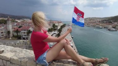 Trogir 'de Hırvat bayrağı taşıyan kadın