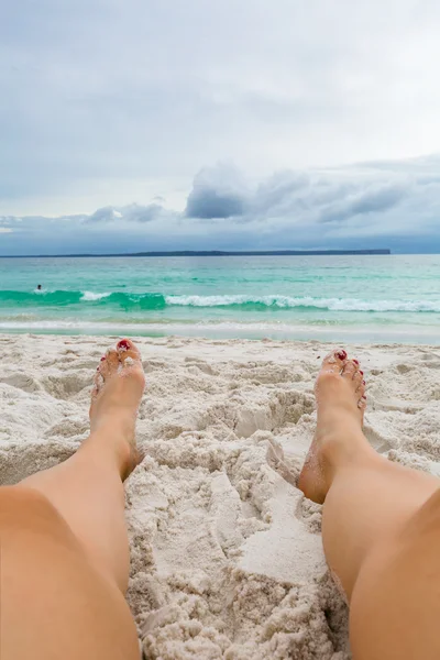 Mujer sexy en la playa — Foto de Stock