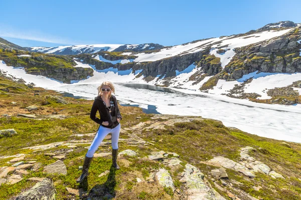 Woman in Folgefonna glacier — Stock Photo, Image