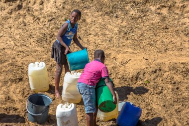 Children collecting water