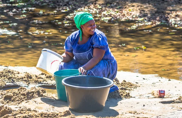 Femme africaine souriante — Photo