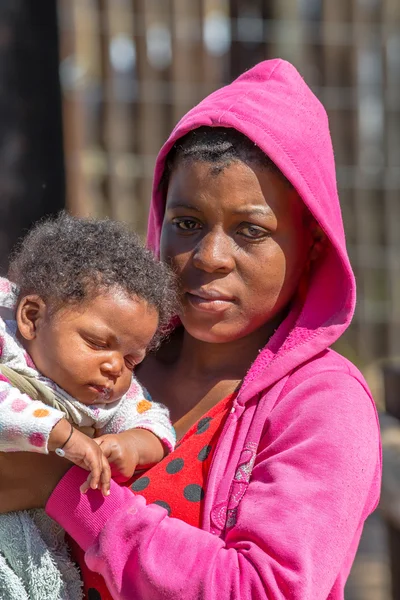 Mujer africana y bebé — Foto de Stock