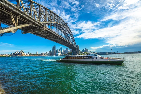 Hafenbrücke mit Boot — Stockfoto