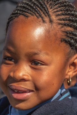 Gülümseyen küçük kız 