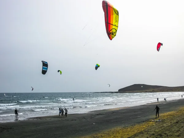 Boys practicing kitesurfing — Stock Photo, Image