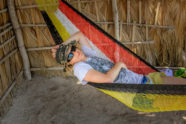 Man in hammock — Stock Photo, Image