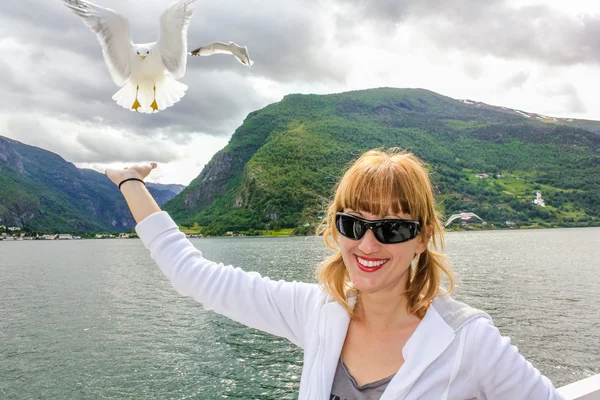 Woman whith seagull — Stock Photo, Image